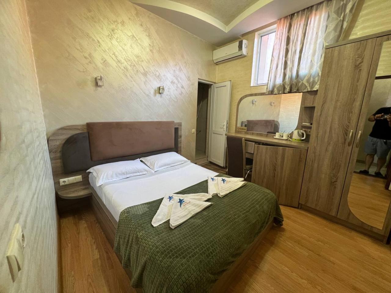 Hotel Old Star バトゥーミ エクステリア 写真