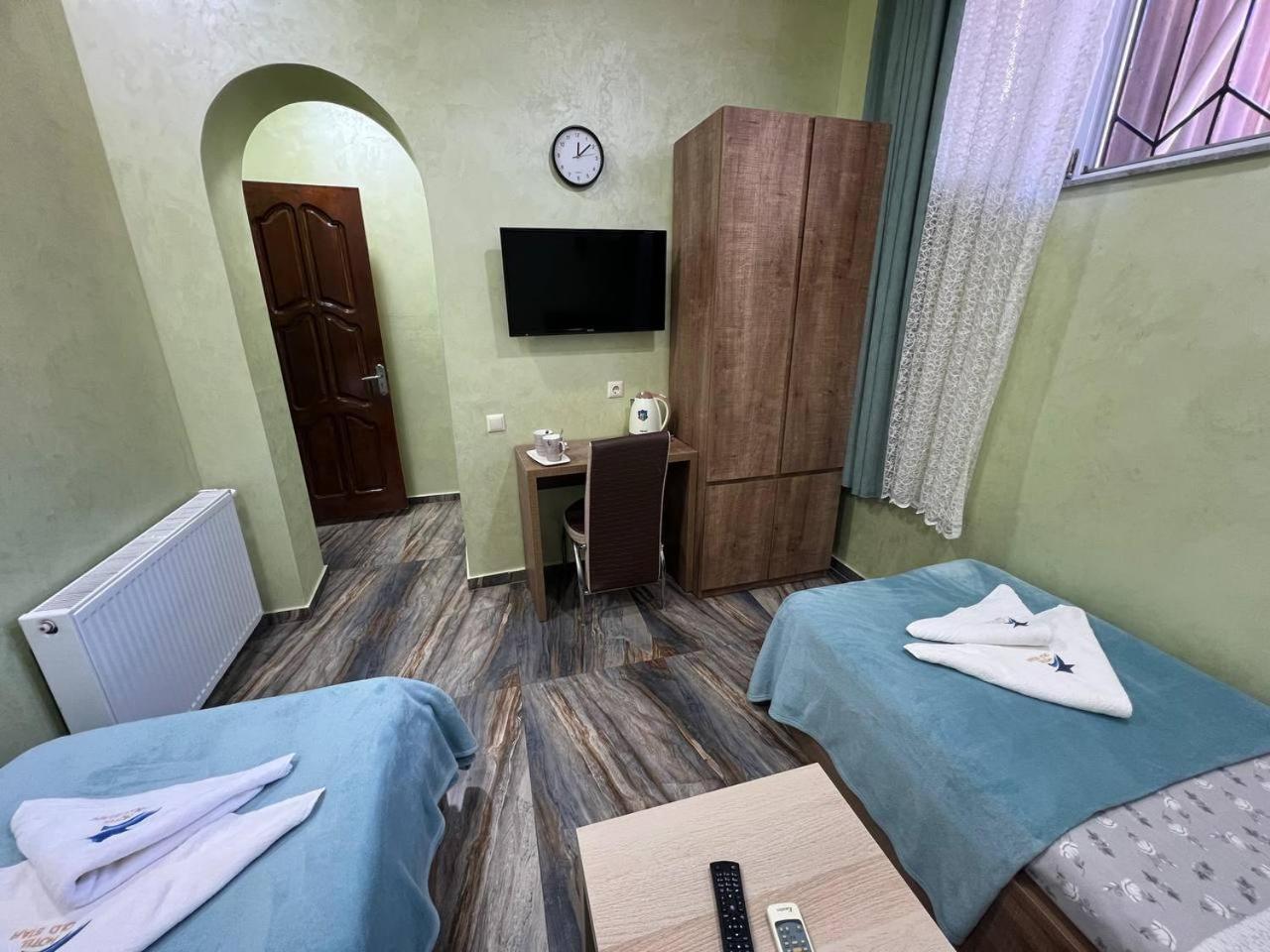 Hotel Old Star バトゥーミ エクステリア 写真