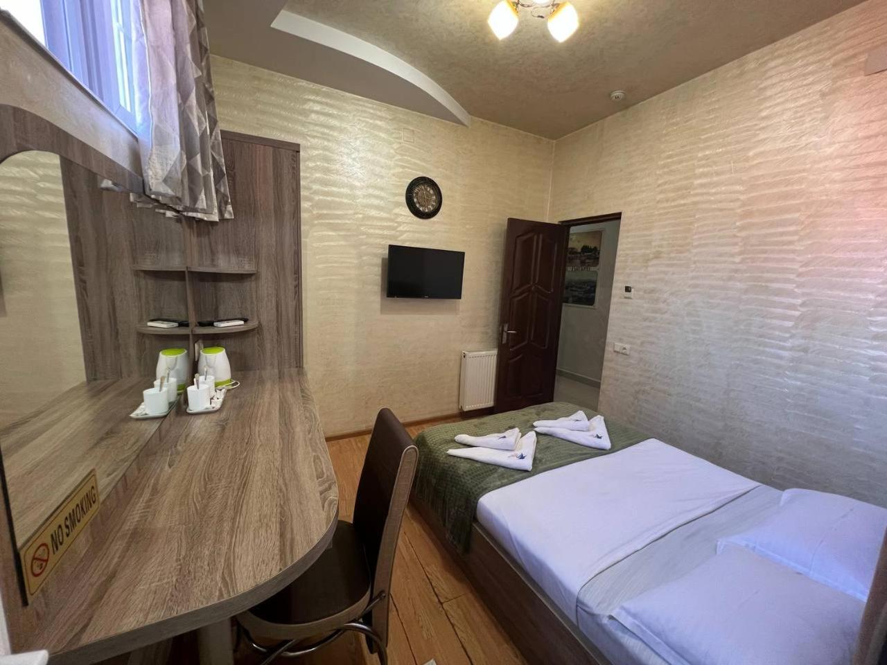Hotel Old Star バトゥーミ エクステリア 写真