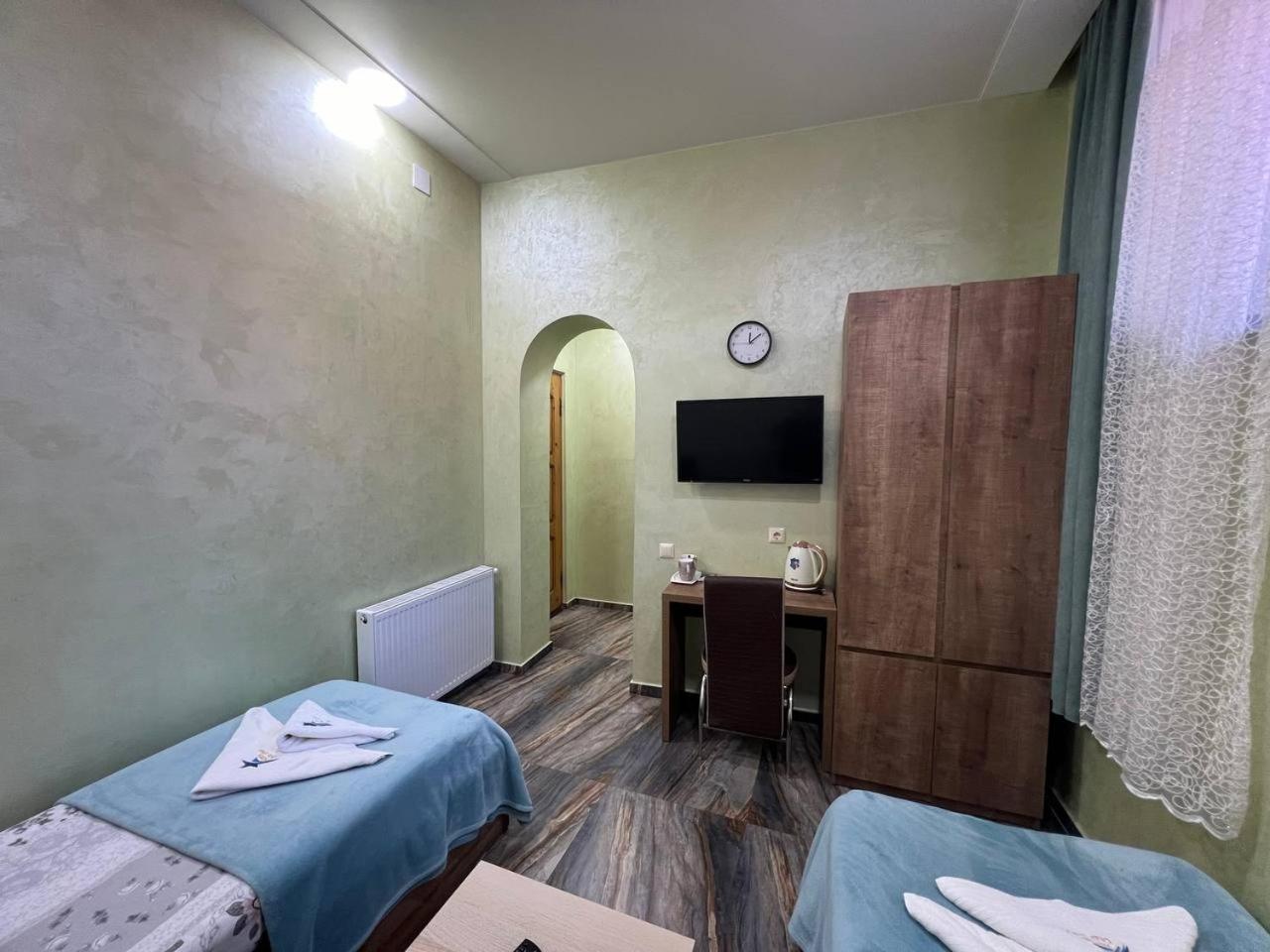 Hotel Old Star バトゥーミ エクステリア 写真