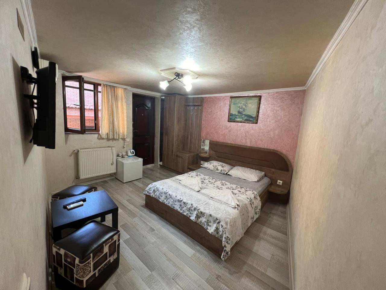 Hotel Old Star バトゥーミ エクステリア 写真