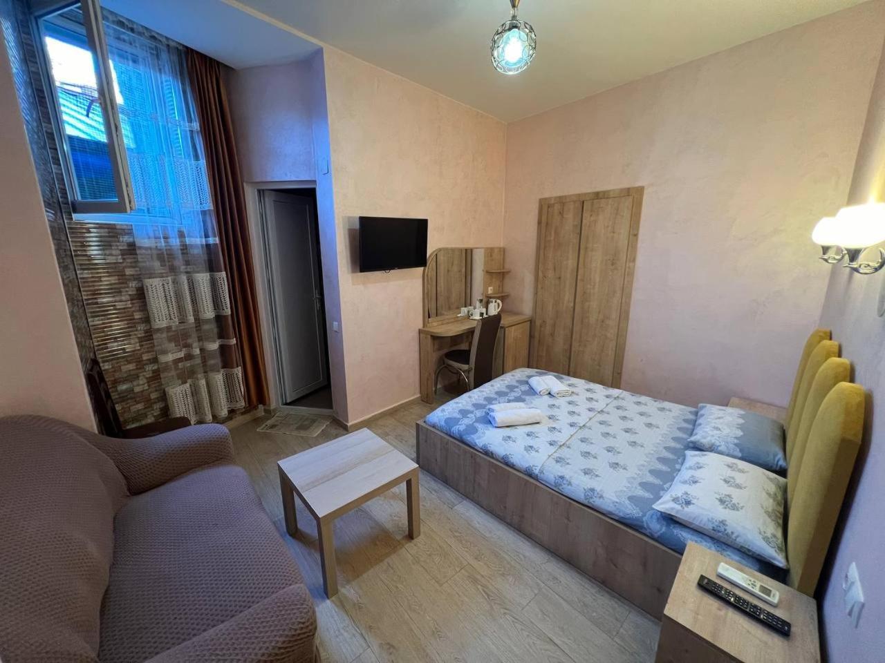 Hotel Old Star バトゥーミ エクステリア 写真